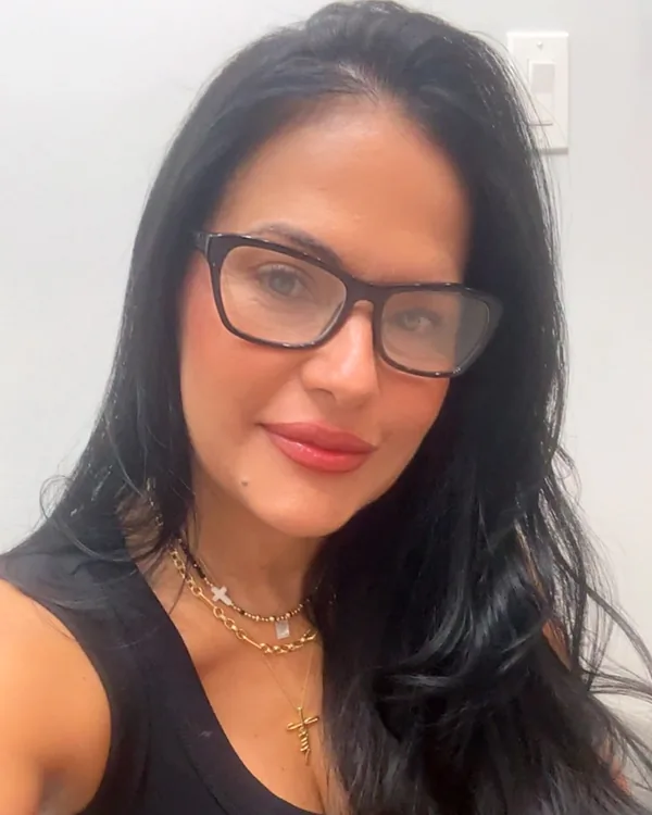 María Romay con gafas, retrato en interior